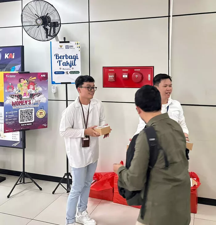 Tebar Kebaikan di Bulan Ramadan, BRI Finance dan BAZNAS Jakarta Selatan Bagikan Takjil