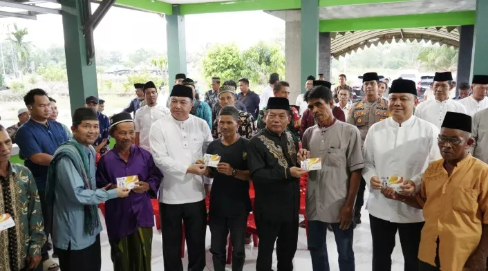Pemkab Kapuas Serahkan Kartu Huma Betang Sejahtera dan Bantuan Pangan kepada Warga Mantangai