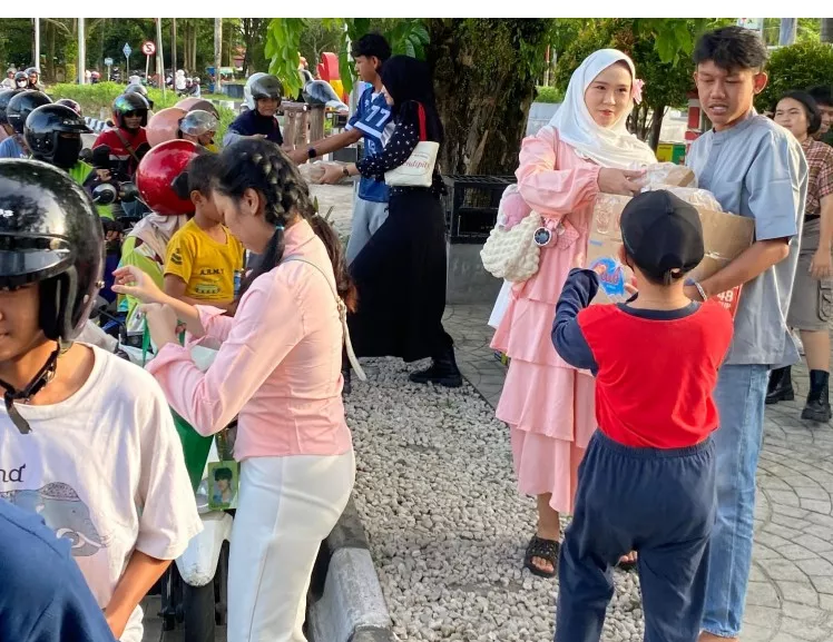 Kpopers Palangka Raya Berbagi 200 Takjil di Bundaran Besar, Wujud Toleransi dan Kepedulian Ramadan