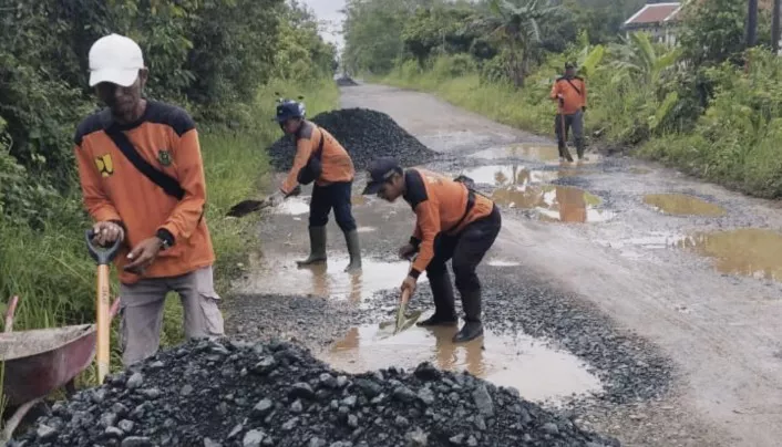 Tak Tunggu Lama, Pemkab Kapuas Gercep Perbaiki Jalan Saka Batur