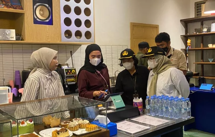 Kejar PAD, Bapenda Palangka Raya Sisir Wajib Pajak hingga Malam Hari