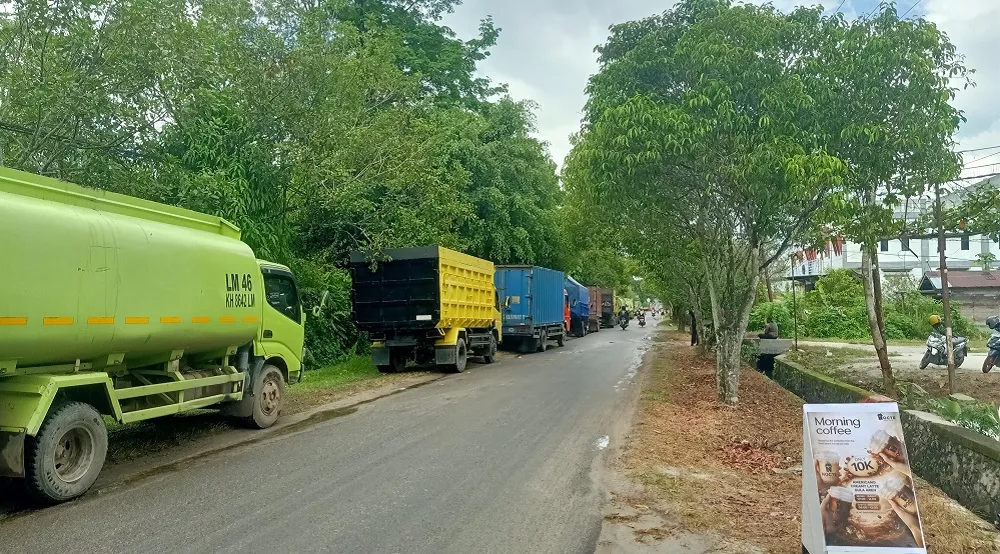 Antrean Mengular di SPBU Sampit, Warga: Waktu Kami Habis Tersita di Sini