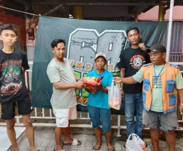 Aksi Spontan Komunitas Humoriezt Cikidinx, Bantu Lansia Pencari Barang Bekas di Sleman