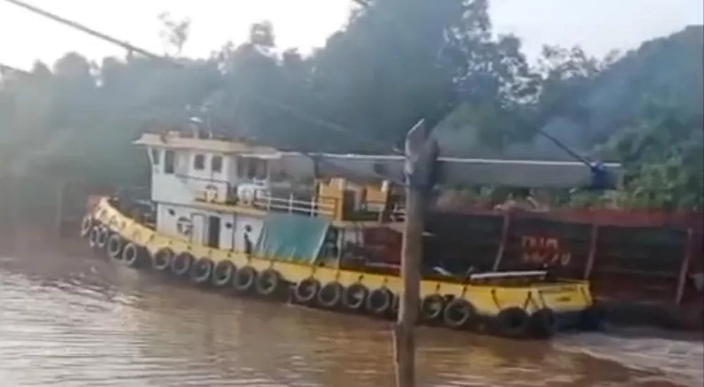 Terus Berulang! Warga Kesal, Tongkang Kembali Hantam Lanting di Sungai Cempaga