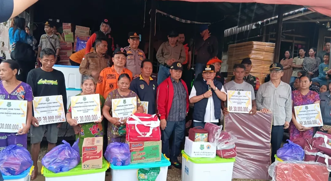 Bupati Kapuas Tinjau Korban Kebakaran di Desa Lawang Kamah, Serahkan Bantuan dan Bahas Pembangunan Bundaran