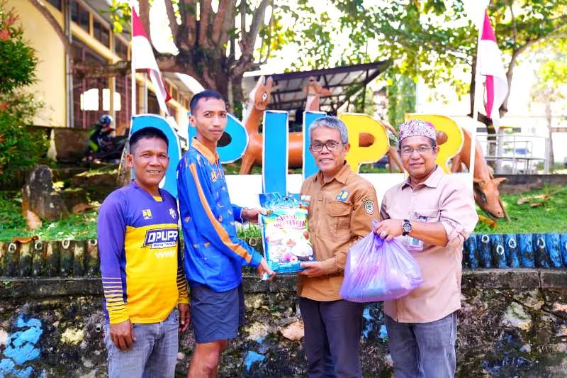 Berbagi Berkah Idulfitri, PUPR Barito Utara Santuni Petugas Taman dan Wartawan