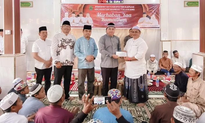 Hadiri Safari Ramadan di Desa Jakatan Masaha, Wabup Dodo Serahkan Bantuan Hibah