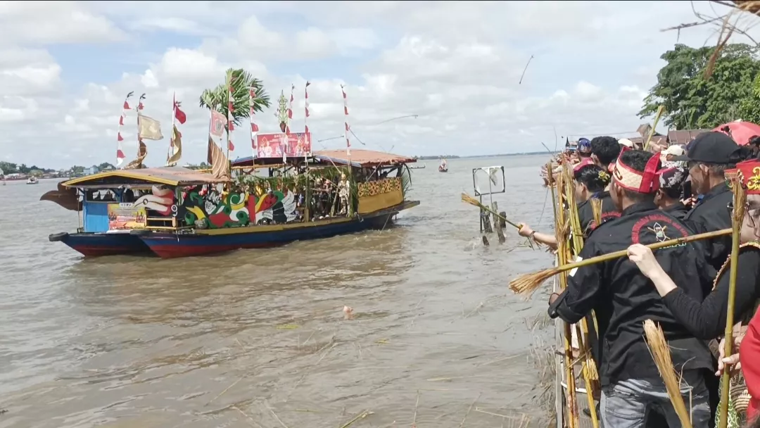 Perang Batang Suli Warnai Banama Hai di Hari Jadi Kapuas ke 220