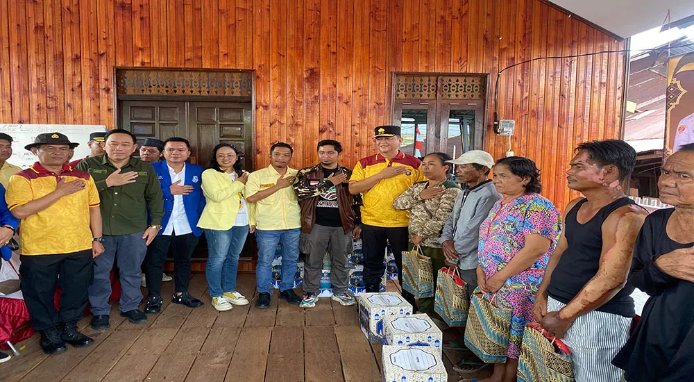 Kapolda Kalteng bersama Pemuda Lintas Iman Serahkan Bantuan untuk Korban Kebakaran Mendawai