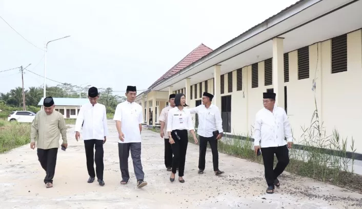 Bupati Wiyatno Meninjau Rumah Potong Unggas di Desa Pulau Telo Baru