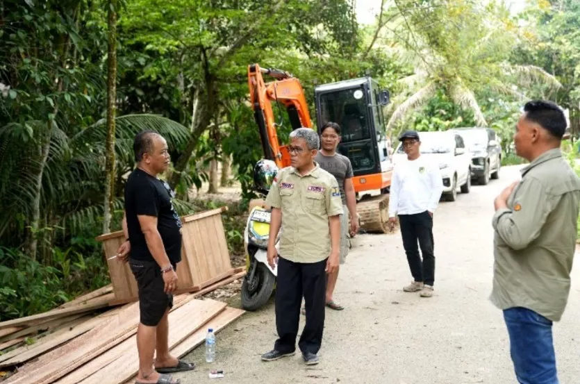 PUPR Barito Utara Tinjau Ruas Jalan Batu Raya, Perbaikan Sementara Segera Dilakukan