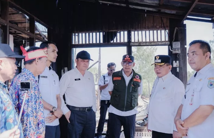 Bupati Kapuas Serahkan Bantuan Korban Kebakaran di Desa Pulau Kupang