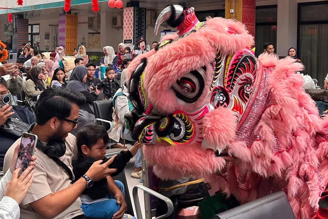 KAI Divre III Palembang Meriahkan Tahun Baru Imlek 2577 dengan Atraksi Barongsai dan Kejutan Spesial