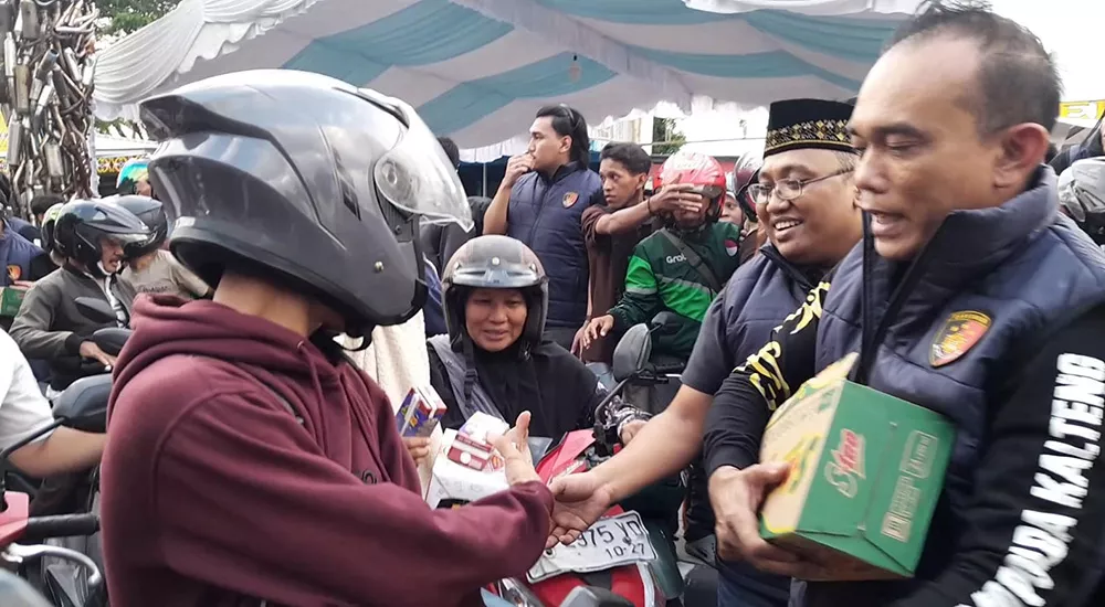 Resmob Subdit lll Jatanras Ditreskrimum Polda Kalteng Bagikan 1.000 Paket Takjil 
