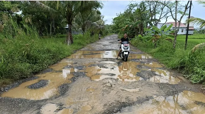 Duh, Jalan Desa Saka Batur Rusak Parah, Warga Harapkan Segera Diperbaiki