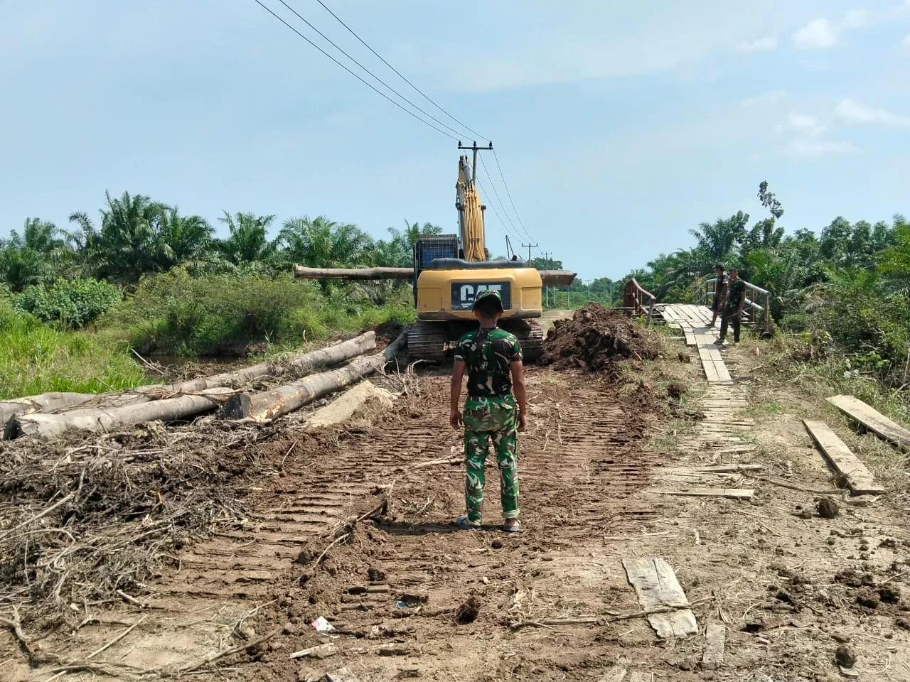 Jaga Kelancaran Pasokan Material, Satgas TMMD Ke-129 Kodim 0313/KPR Terus kerjakan Perbaikan Jembatan Penyeberangan Sementara