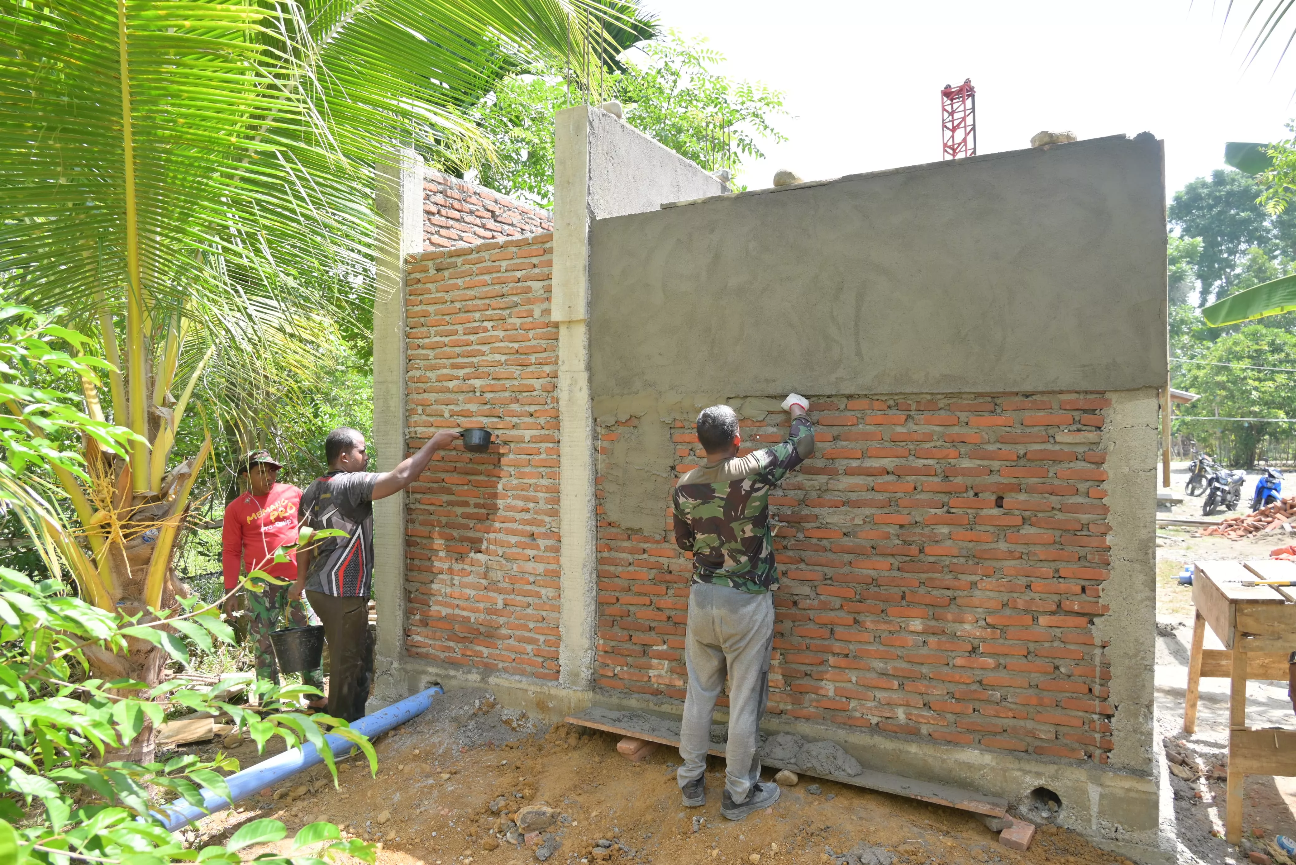 Pembangunan Fasilitas MCK Masuki Tahap Pemasangan Batu Bata dan Plester Dinding