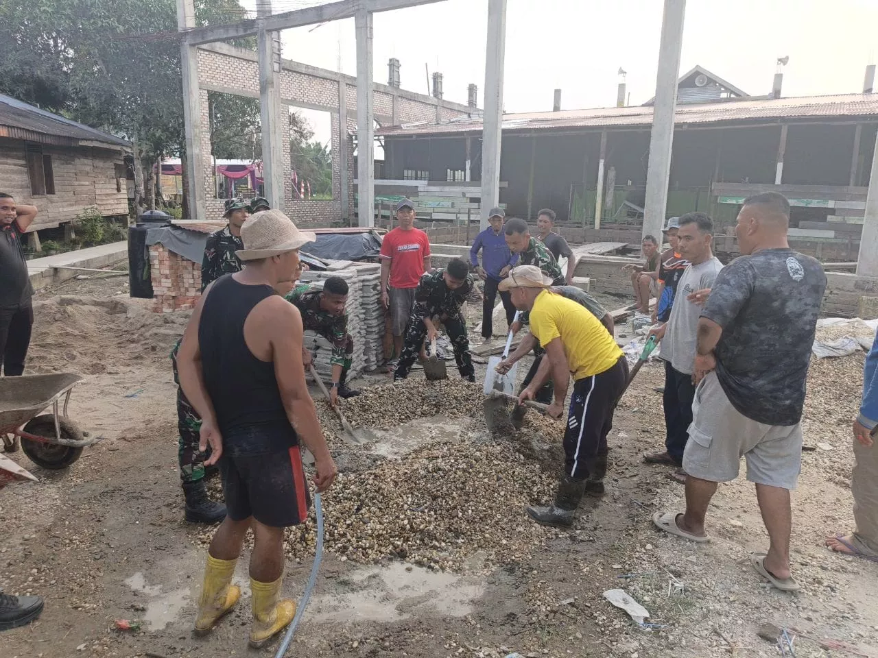 H-3 Penutupan TMMD ke-129, Satgas Kodim 0313/KPR dan Warga Pangkalan Terap Kebut Semua Titik Pembangunan