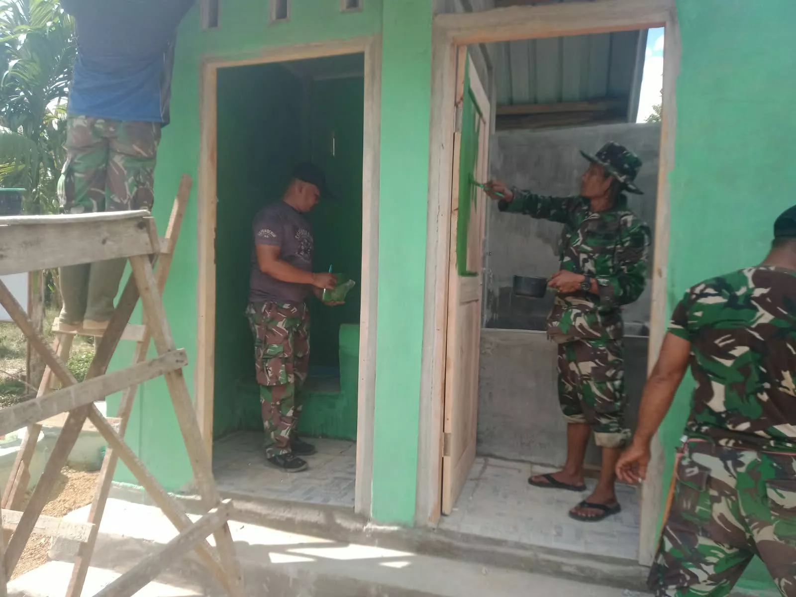 Kebut Progres Jelang Penutupan, Satgas TMMD ke-129 Kodim 0102/Pidie Tuntaskan Pembangunan MCK TPU  Lhok Panah