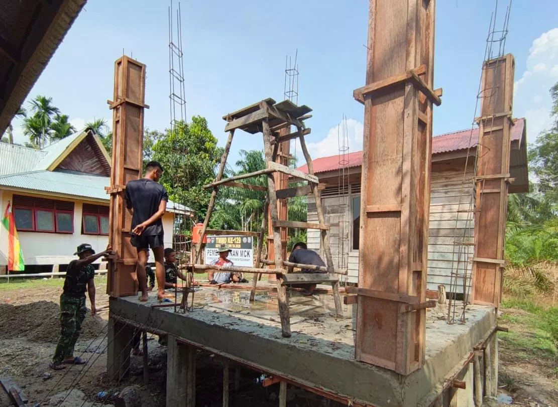 Kades Pangkalan Terap Puji Langkah Cepat Satgas TMMD Ke-129 Hadirkan Sarana MCK Modern bagi Warga