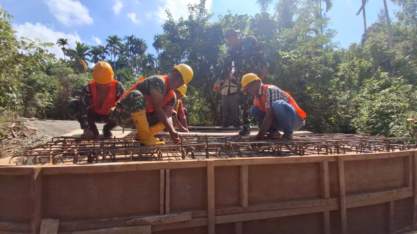Satgas TMMD Ke-129 Kodim 0102/Pidie Perkuat Struktur Jembatan, Pemasangan Bekisting Box Culvert Dikebut
