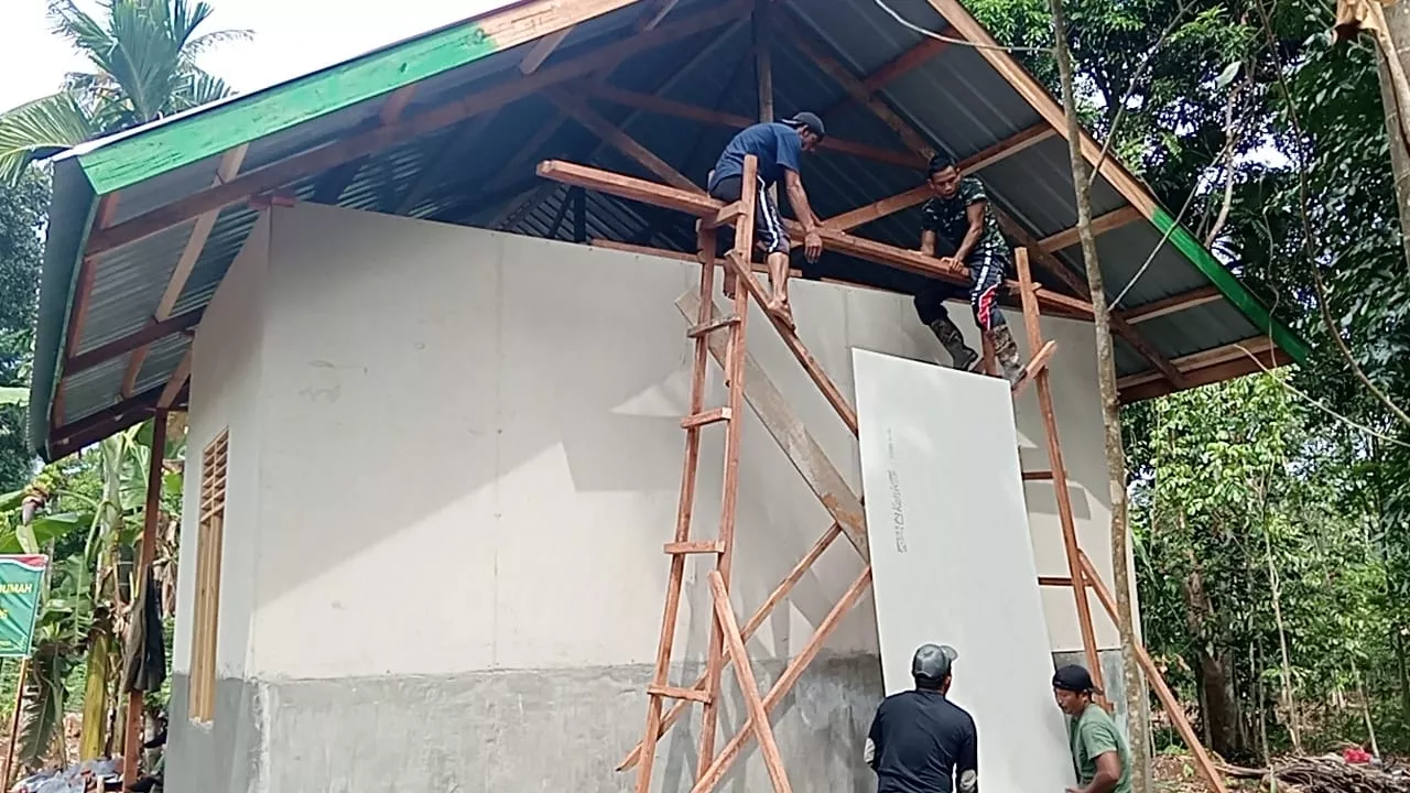 Tak Sekadar Membangun Rumah, Satgas TMMD Ke-129 Kodim 0102/Pidie Wujudkan Harapan Baru bagi Rabumah Amin
