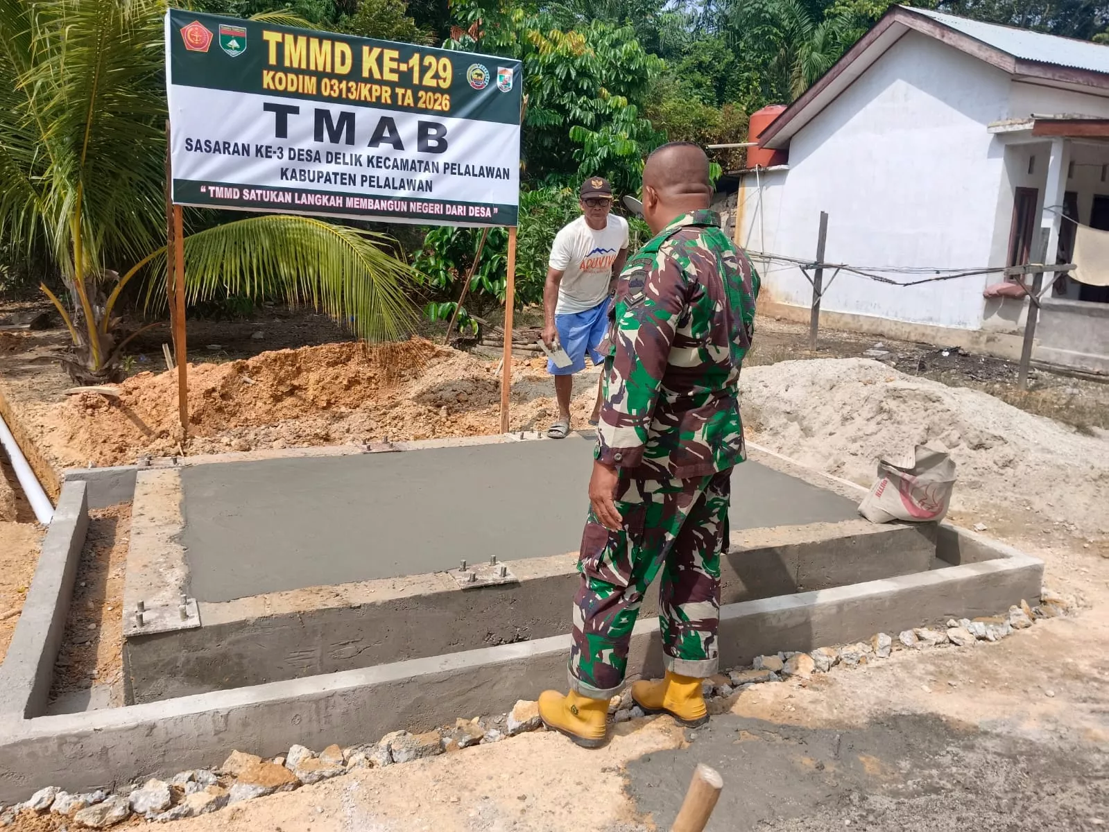 Wujudkan Program TMAB, Satgas TMMD ke-129 Kodim 0313/KPR Rampungkan Pengecoran Lantai Fondasi di Pelalawan