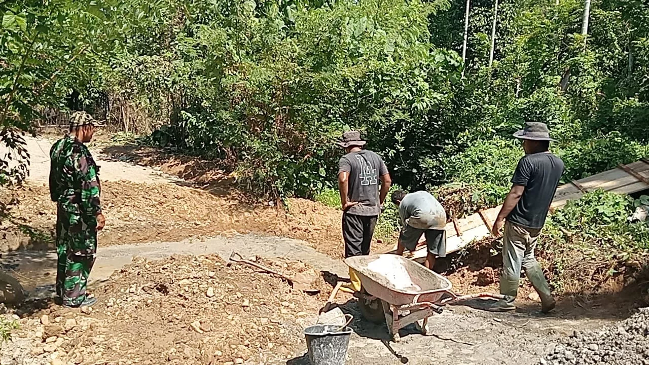 Perkuat Jalan Pertanian, Satgas TMMD ke-129 Bangun Box Culvert Bersama Warga
