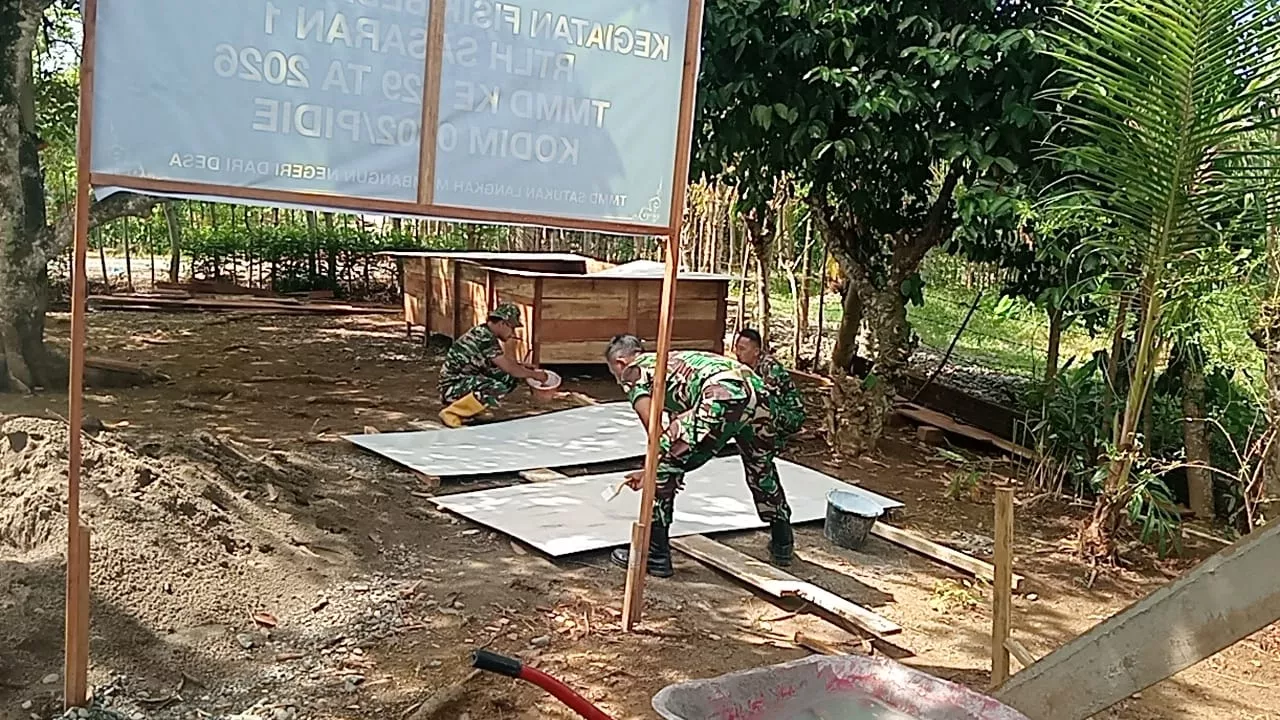 Tahap Krusial Dimulai, Satgas TMMD Ke-129 Kodim 0102/Pidie Siapkan dan Cat Plafon RTLH Nyak Ubit