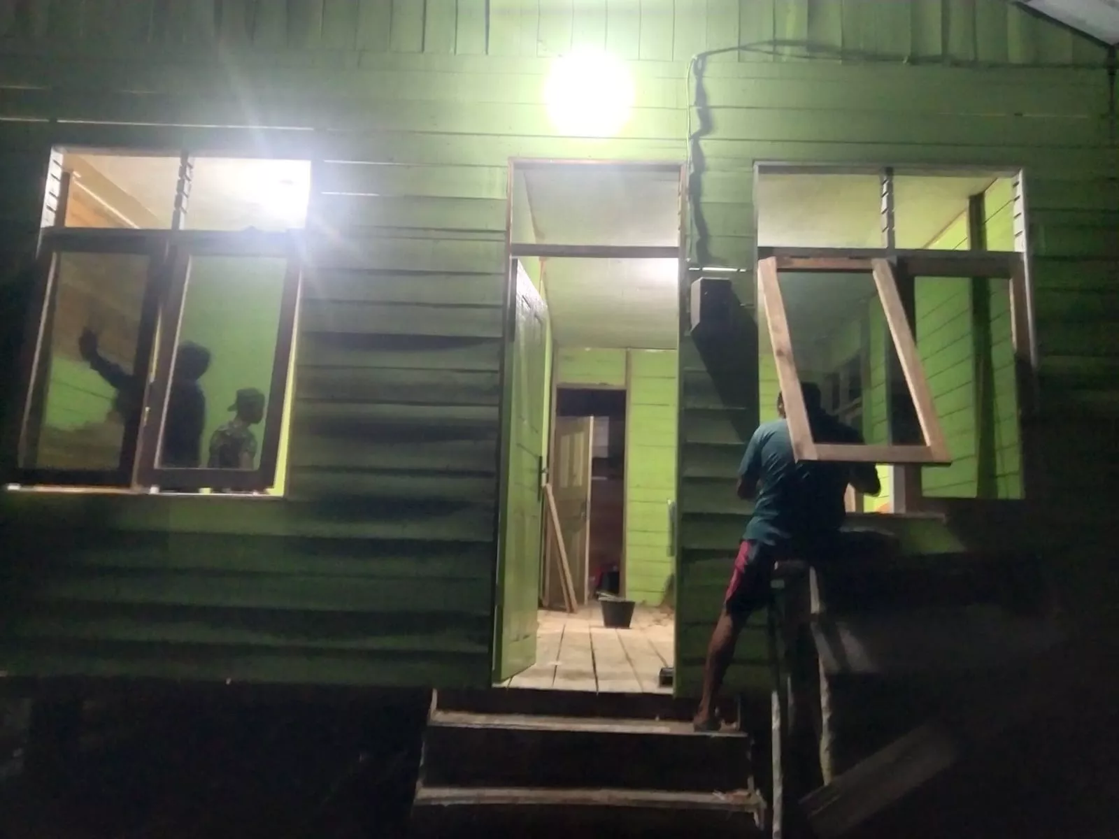 Kejar Target, Satgas TMMD ke-129 Kodim 0313/KPR Lembur Malam Bangun Rumah Ibu Timah
