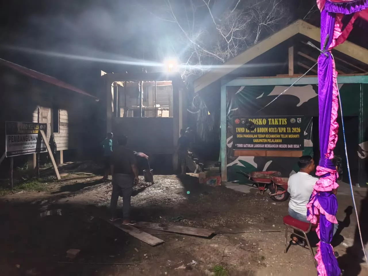 Semangat Gotong Royong Menerobos Malam, Pembangunan MCK Dusun 1 Terus Dipacu