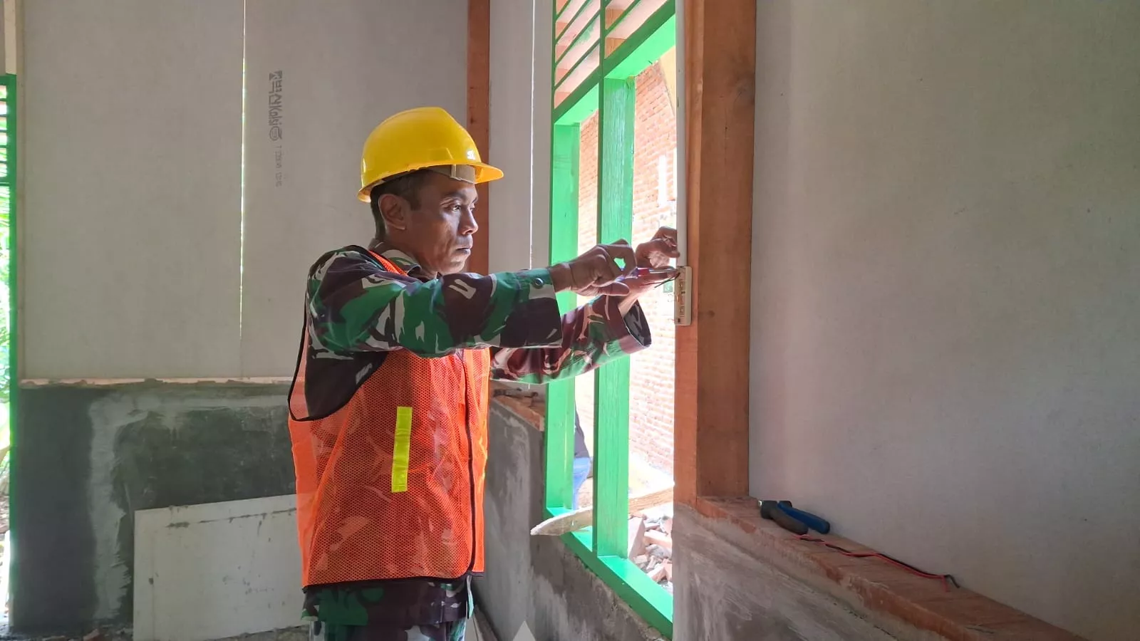 Rehab RTLH Sasaran Fisik TMMD Ke-129 Kodim 0102/Pidie Berlanjut, Instalasi Listrik Mulai Dipasang