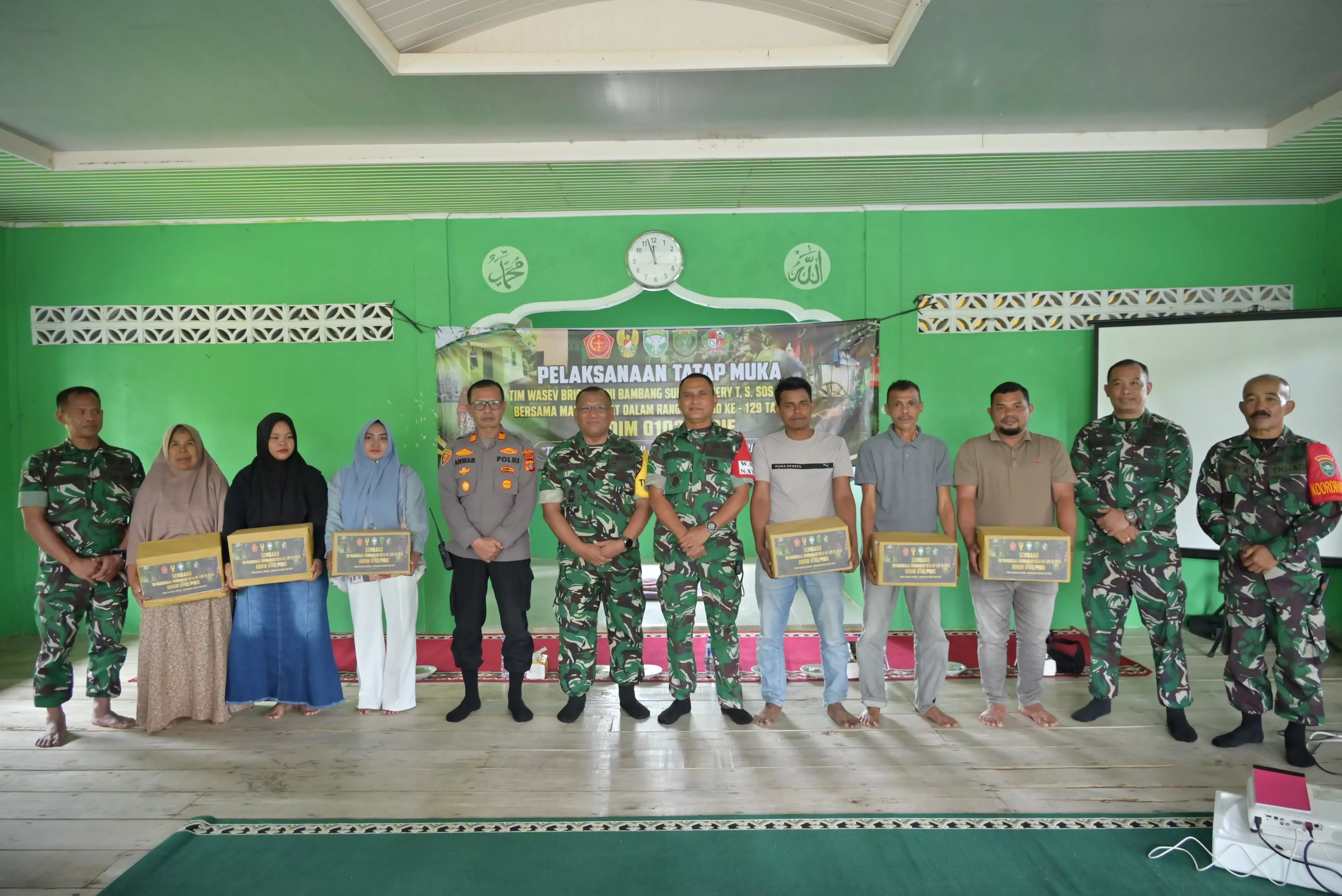 Tim Wasev TMMD Ke-129 Kodim 0102/Pidie Tatap Muka dengan Warga, Salurkan Bantuan Sembako sebagai Wujud Kepedulian TNI