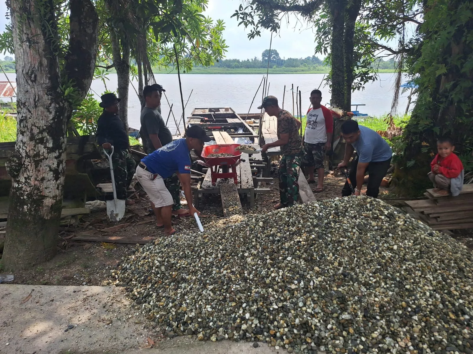 Sulitnya Medan, Satgas TMMD Ke-129 Kodim 0313/KPR Langsir Material Kerikil Lewat Jalur Air ke Pangkalan Terap