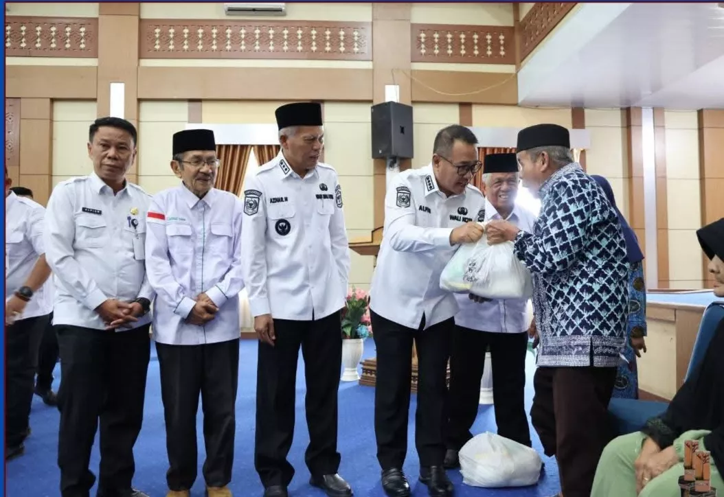 Pemkot Sungai Penuh dan BAZNAS Salurkan 250 Paket Sembako Ramadhan, Sekaligus Bantu Perbaikan Rumah Warga Dhuafa
