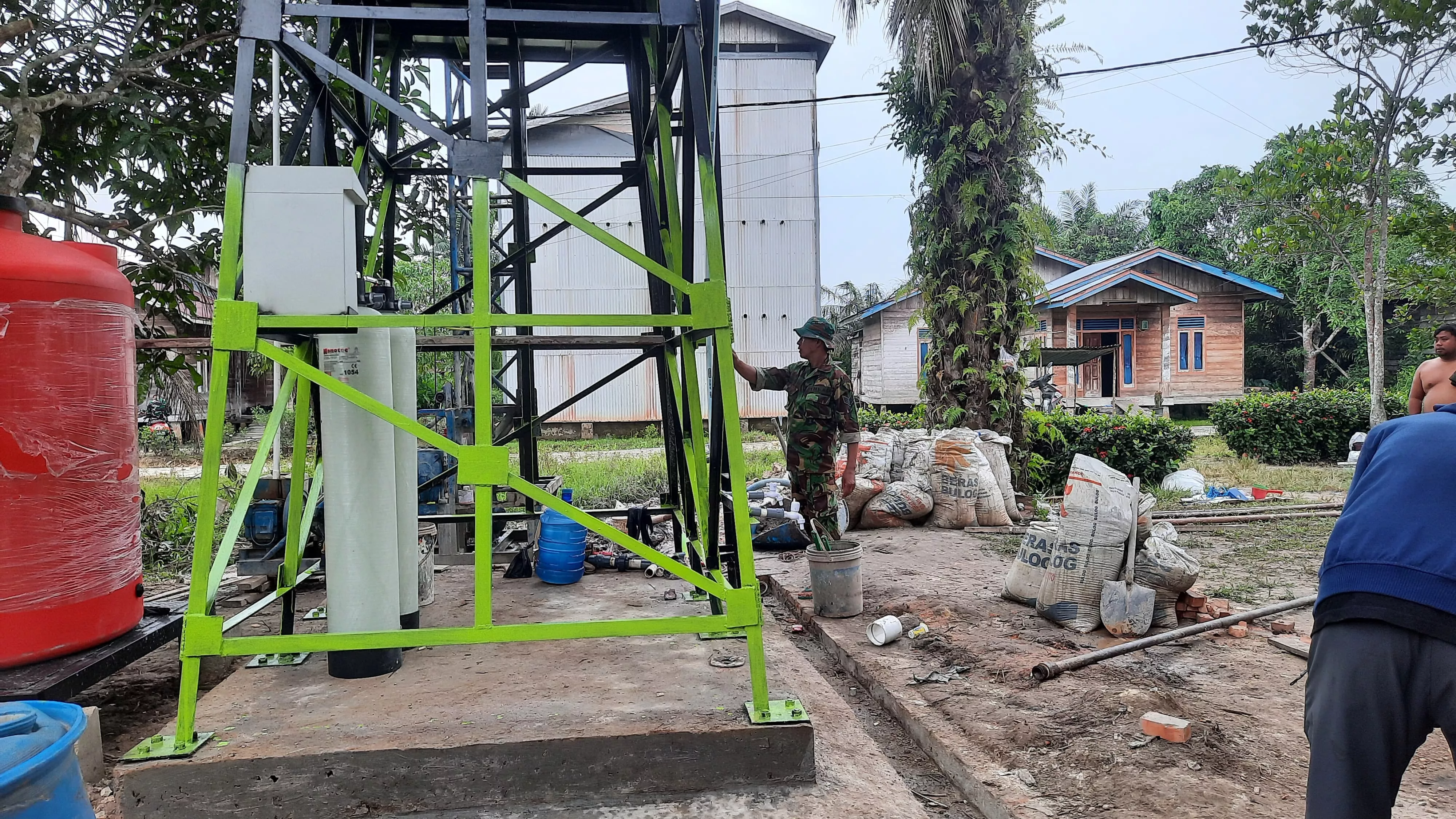 Instalasi Pipa Selesai 100%, Fasilitas Sumur Bor TMMD Ke-129 Kodim 0313/KPR Masuki Tahap Finis