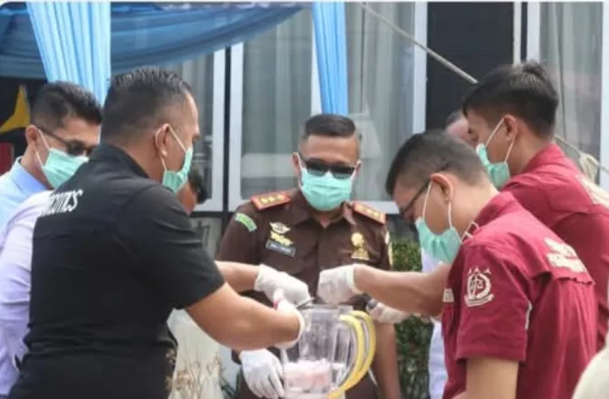 74 Perkara Inkrah, Kejari Sungai Penuh Musnahkan Sabu, Ganja hingga 8 Senjata Tajam