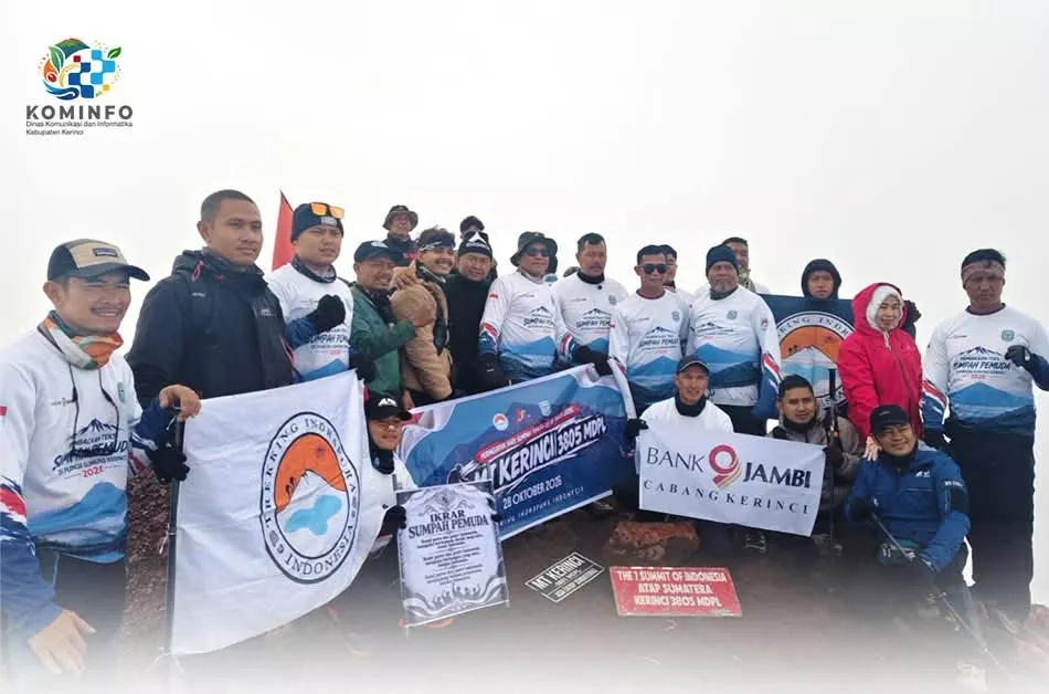 Ukir Sejarah di Atap Sumatra, Bupati Monadi Pimpin 28 Pemuda Kumandangkan Sumpah Pemuda di Puncak Gunung Kerinci