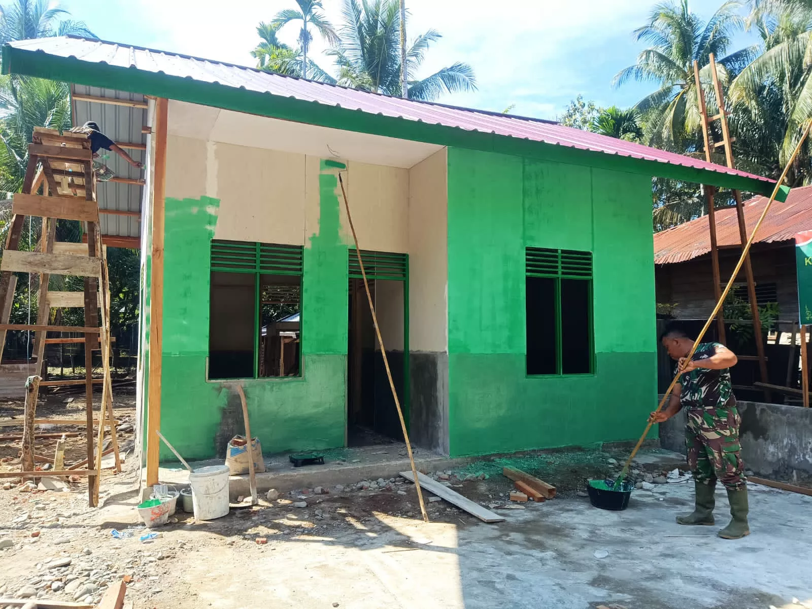 Sentuhan Akhir Rehab RTLH TMMD Ke-129 Kodim 0102/Pidie, Rumah Ibu Mulya Masuki Tahap Pengecatan