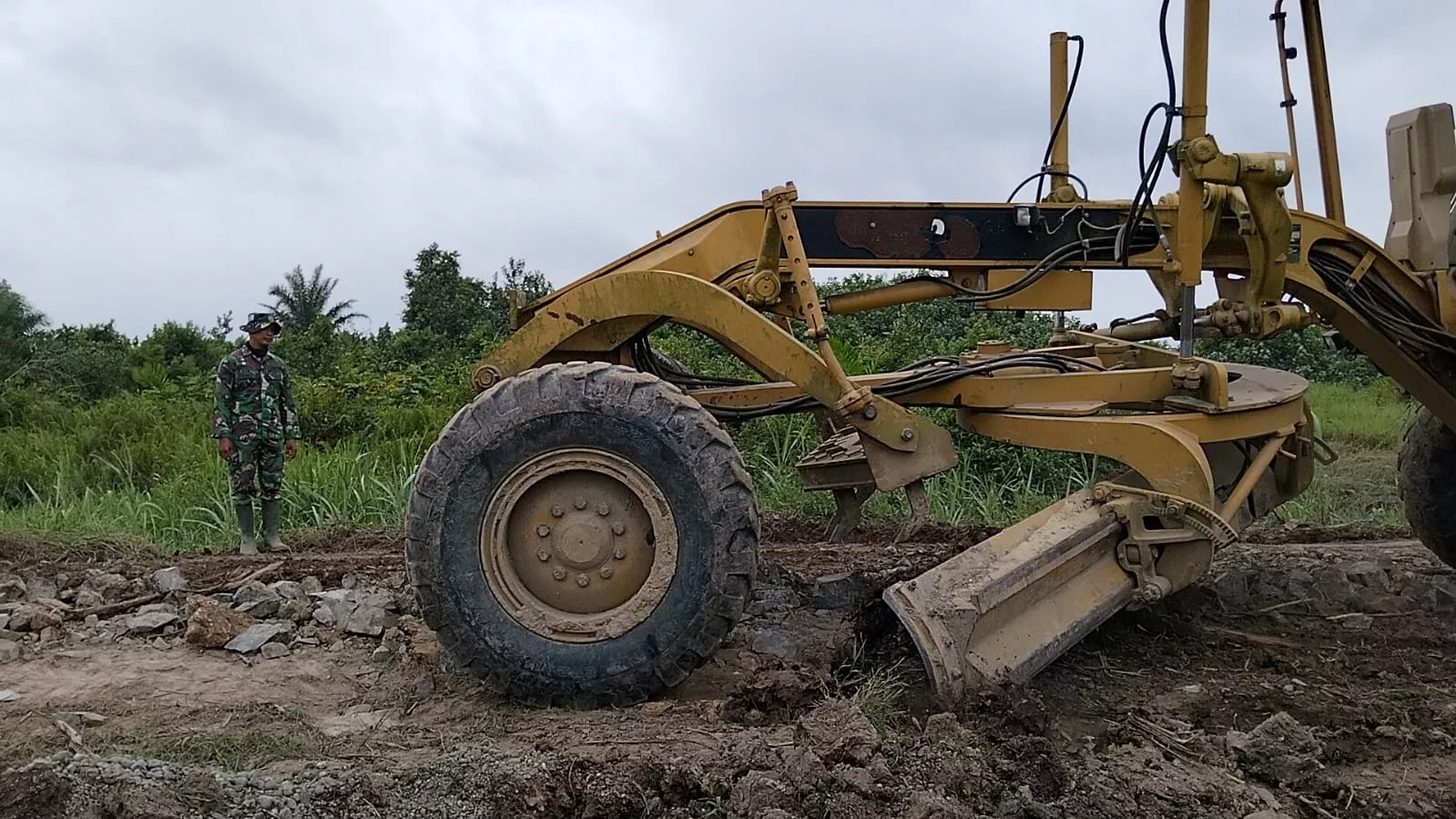 Fokus pada Kualitas Jalan Sasaran TMMD Ke-129, Satgas Kodim 0313/KPR Kerahkan 7 Unit Dump Truck Ratakan Batu Pecah