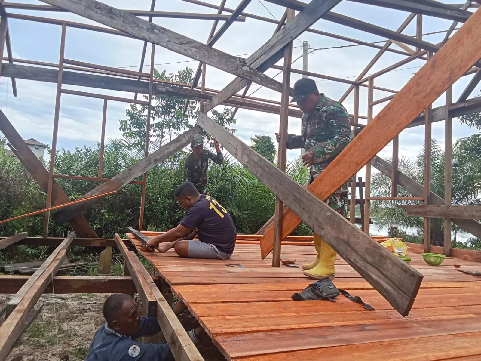 Masuki Hari Ke empat, Pembangunan Rumah Ibu Asmawati Di TMMD KE-129 Kodim 0313/KPR Tembus 25 Persen