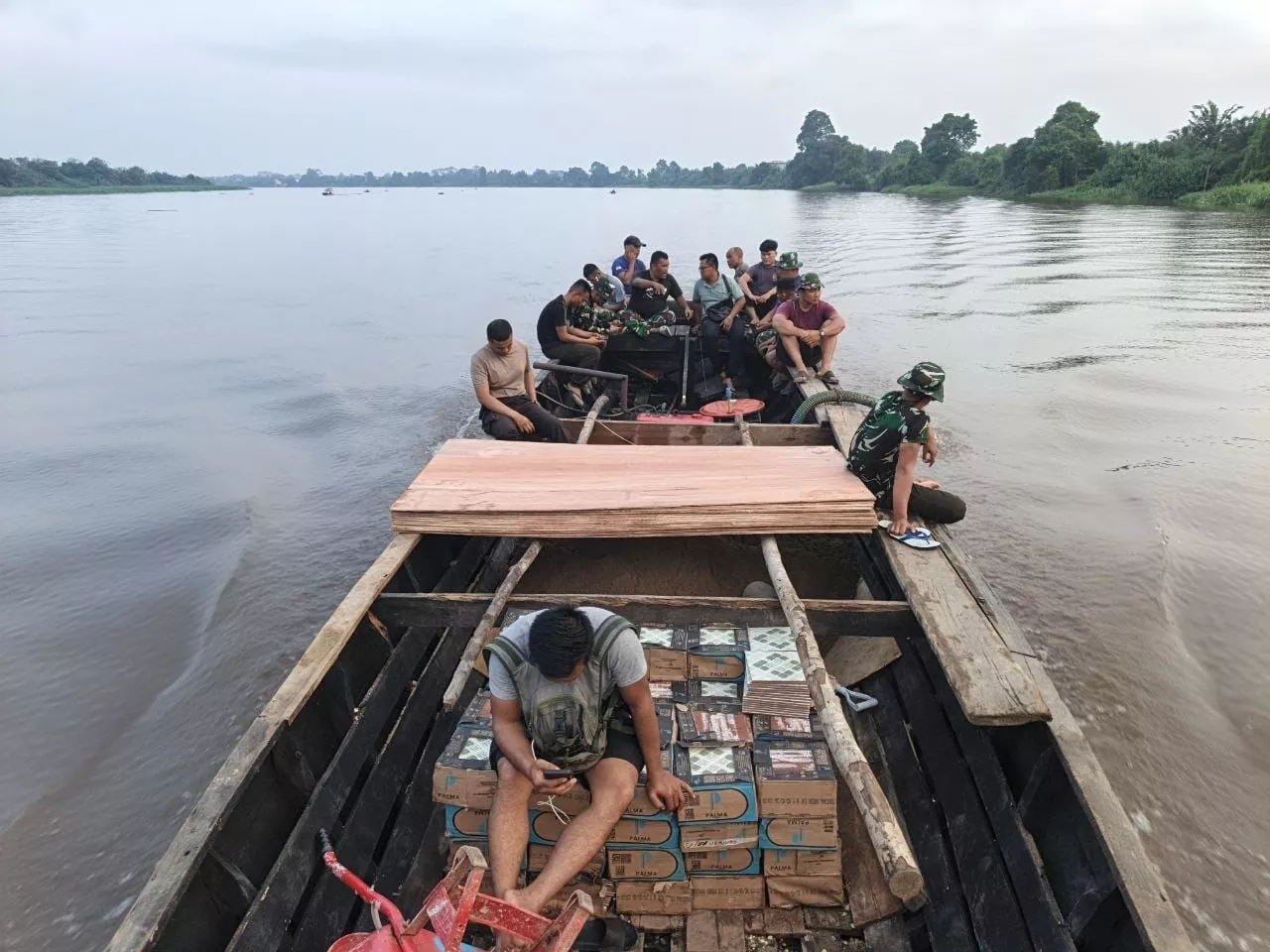 Tembus Arus Sungai Sejauh 15 Kilometer, Satgas TMMD Ke-129 Kodim 0313/KPR, Langsir Material ke Desa Pangkalan Terap