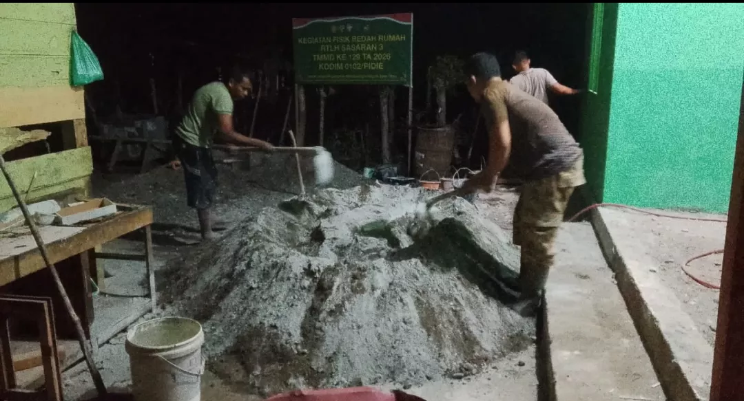 Satgas TMMD ke-129 Kodim 0102/Pidie Lembur Malam, Kebut Pengecoran Lantai RTLH Demi Capai Target