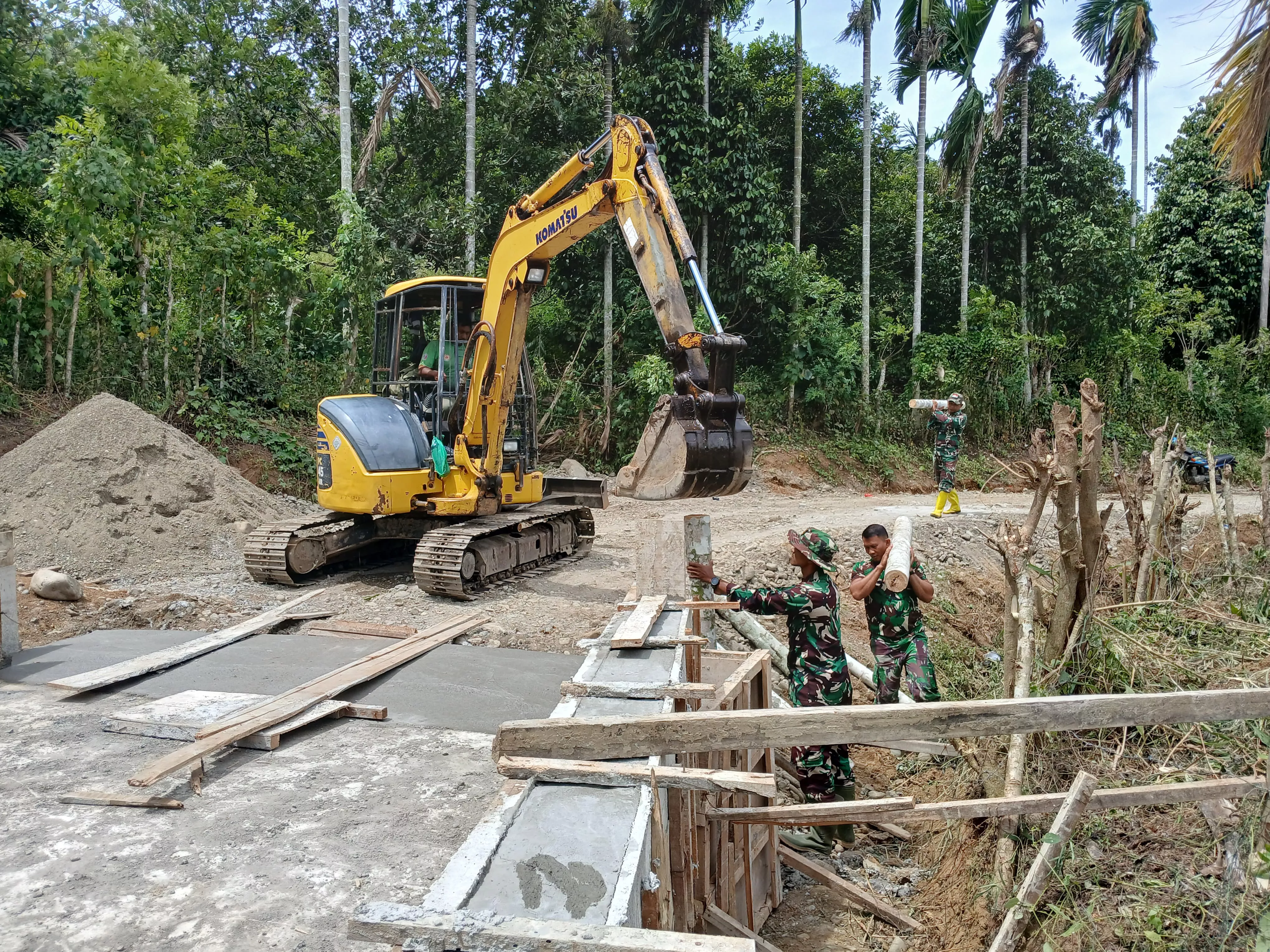 Perkuat Pondasi Jembatan, Satgas TMMD Ke-129 Kodim 0102/Pidie Pacu Pemasangan Cerucuk Penahan Bantaran Jalan