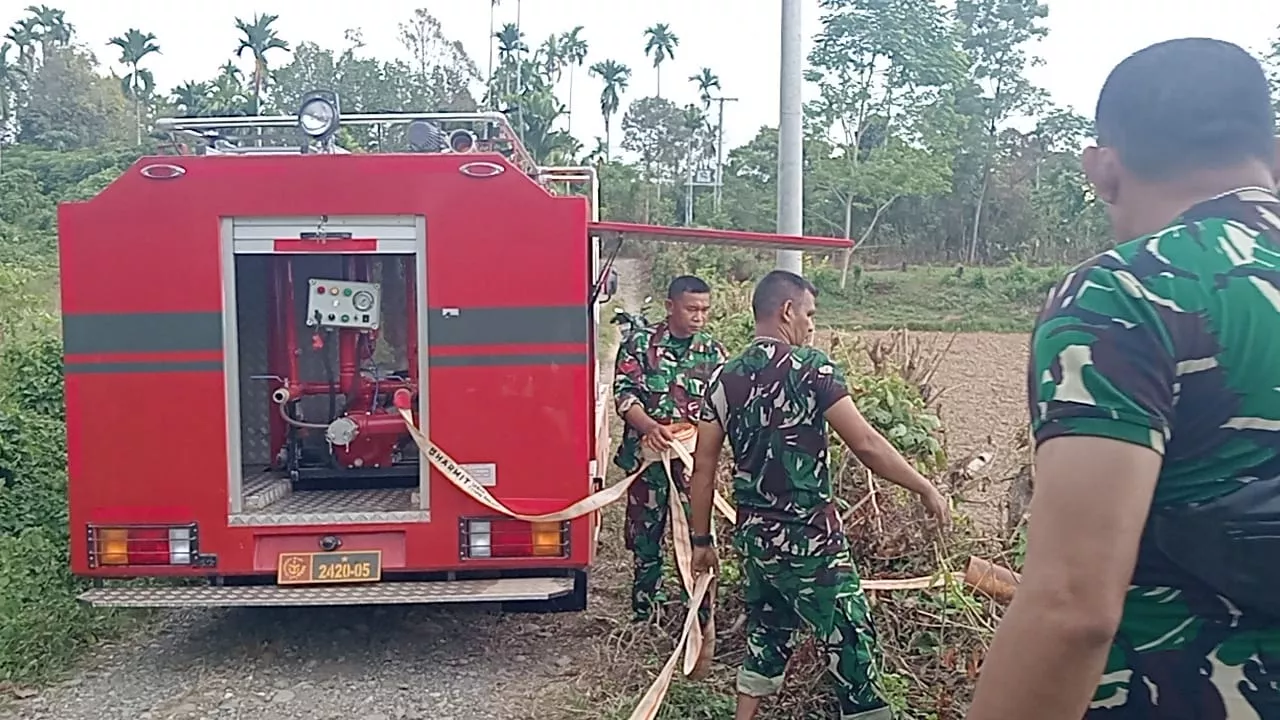 Tak Sekadar Menanam, Satgas TMMD ke-129 Kodim 0102/Pidie Rawat Harapan Petani di Tengah Teriknya Cuaca