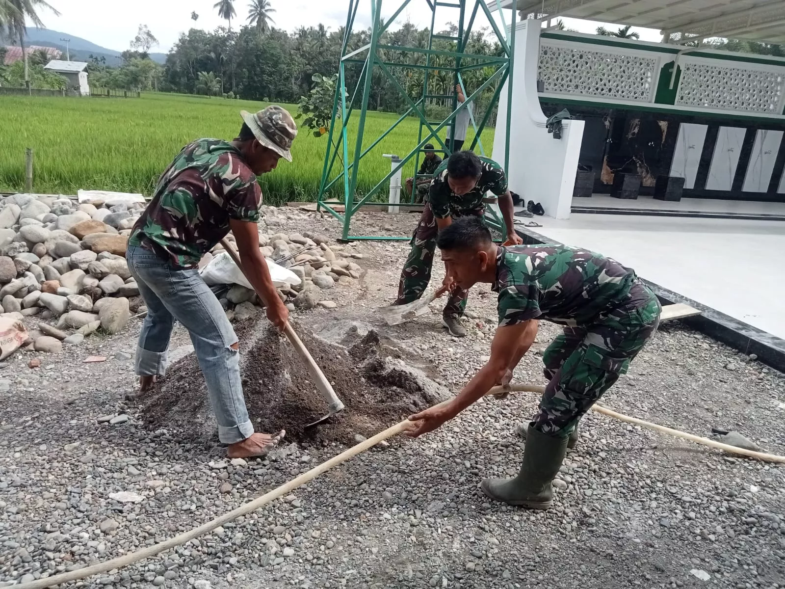Satgas TMMD Ke-129 Kodim 0102/Pidie Bangun Tempat Wudhu, Lengkapi Sarana Air Bersih di Masjid Al Furqan