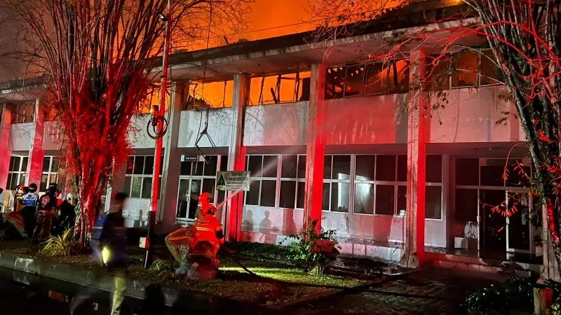 Gedung Kesra Kalteng Terbakar, Hidran Tak Berfungsi Saat Api Mengamuk