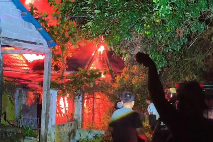 BREAKING NEWS: Rumah Kosong di Palangka Raya Terbakar, Penyebab Masih Diselidiki!