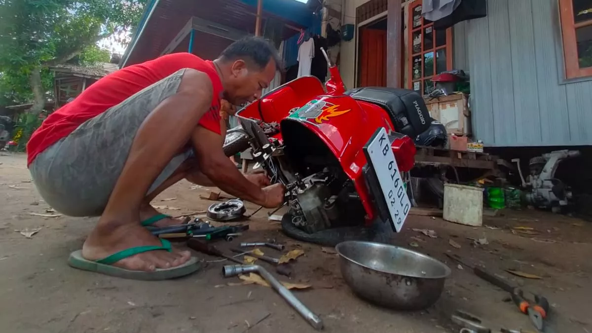 Amang Suri: 28 Tahun Mengabdi, Menghidupkan Kembali “Besi Tua” Vespa di Palangka Raya