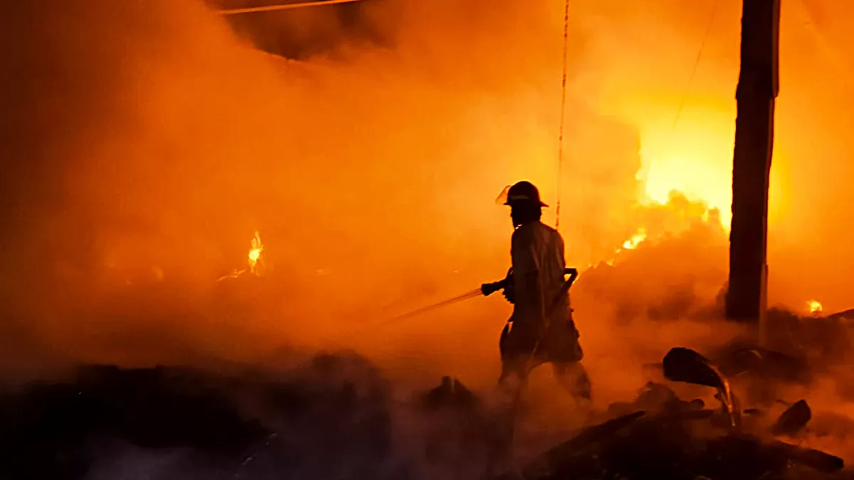 Gudang Suplai Mie Instan di Palangka Raya Terbakar Dini Hari, Api Sulit Dikendalikan 